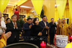 The delegation pays tribute to Most Venerable Thich Tri Tinh (Photo: VNA)