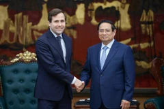 PM Pham Minh Chinh (R) receives Swedish Minister for International Development Cooperation and Foreign Trade Benjamin Dousa on May 12. (Photo: VNA)