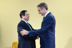 PM Pham Minh Chinh (L) and his Greek counterpart Kyriakos Mitsotakis in Nice, France, on June 9 (Photo: VNA)