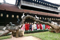 Children enjoy the “Horses come to the city” exhibition at the Temple of Literature in Hanoi. (Photo: VNA)