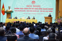 Prime Minister Le Minh Hung chairs a government meeting with the business community in Hanoi on July 18 (Photo: VNA)
