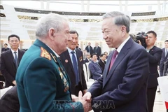 Party General Secretary To Lam shakes hands with a Belarusian veteran with outstanding contributions to Vietnam. (Photo: VNA)