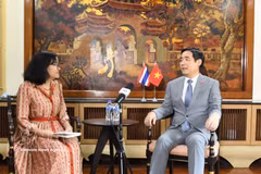 Vietnamese Ambassador to Thailand Pham Viet Hung (R) grants an interview to the Vietnam News Agency (Photo: VNA)