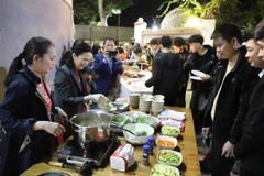 Vietnamese in Cairo enjoy traditional dishes (Photo: VNA)