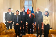 Vietnamese Ambassador to France Trinh Duc Hai (third from right) poses for a photo with leaders of MEDEF International, including Benoit Clocheret (third from left), Vice President of MEDEF International, Chairman of the France–Vietnam Business Council, and Executive Chairman of Artelia Group. (Photo: VNA)