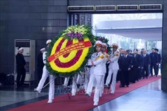 A delegation led by PM Pham Minh Chinh pays respect to former Deputy Chairman of the Council of Ministers Doan Duy Thanh (Photo: VNA)