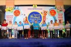 Workers in Ho Chi Minh City receive free coach fares on the occasion of Lunar New Year 2026. (Photo: VNA)