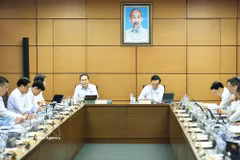 NA Chairman Tran Thanh Man (left) speaks at the group debate on August 3. (Photo: VNA)