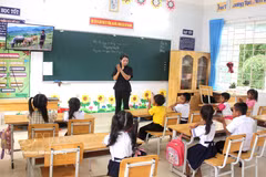 A teacher uses games, songs, and stories about family, school, and village to help students master Vietnamese language more easily. (Photo: VNA)