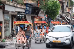 Visitors explore Hanoi's Old Quarter by cyclo, experiencing the capital's distinctive architecture and vibrant daily life (Photo:VNA)