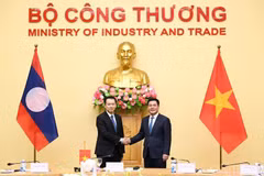 Minister of Industry and Trade Nguyen Hong Dien (right) and his Lao counterpart Malaithong Kommasith in Hanoi on August 4. (Photo: moit.gov.vn)
