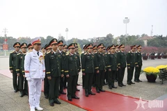 The delegation from the Central Military Commission, the Ministry of National Defence, and the General Staff and the General Department of Politics of the Vietnam People's Army (VPA) pays tribute to President Ho Chi Minh (Photo: qdnd.vn)