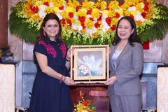 State Vice President Vo Thi Anh Xuan (R) presents a souvenir to Vice President of Ecuador Maria Jose Pinto Gonzalez Artigas at their meeting in Hanoi on October 27. (Photo: VNA)