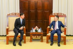 Deputy Governor of the State Bank of Vietnam Nguyen Ngoc Canh (R) and Chang Min Young, Chairman and CEO of the Industrial Bank of Korea. at their meeting in Hanoi. (Photo: State Bank of Vietnam)