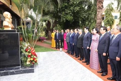 President Luong Cuong, his spouse and the high-ranking Vietnamese delegation respectfully offer fresh flowers at the statue of President Ho Chi Minh at the Vietnamese Embassy. (Photo: VNA)