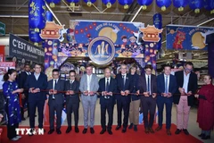 Ambassador Dinh Toan Thang, together with provincial and local leaders and distinguished guests, cut the ribbon to inaugurate Vietnam Week at Carrefour Verdun. (Photo: VNA)