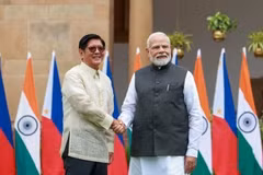 Philippine President Ferdinand R. Marcos Jr. (L) is welcomed by Indian Prime Minister Narendra Modi at the Hyderabad House in New Delhi for the presentation and exchange of bilateral agreements on August 5. (Photo: pna.gov.ph)