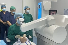 Ophthalmologists perform eye surgery at the Central Eye Hospital in Hanoi. (Photo courtesy of the hospital)