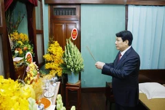 State President Luong Cuong offers incense in commemoration of President Ho Chi Minh (Photo: VNA)