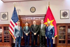 Vietnamese Minister of Industry and Trade Nguyen Hong Dien (second from left) holds a negotiation session with US Secretary of Commerce Howard Lutnick and Ambassador Jamieson Greer, US Trade Representative, on the afternoon of June 12 (local time) in the US. (Photo: VNA)