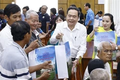 NA) Chairman Tran Thanh Man presents gifts to families of revolutionary contributors in Tra Vinh province on January 11. (Photo: VNA)