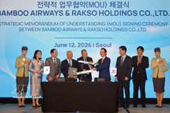 Leaders of Bamboo Airways and Rakso Holdings Co.Ltd sign an MoU to promote cooperation in the aviation, tourism and service sectors at the forum in Seoul on June 12. (Photo: VNA)