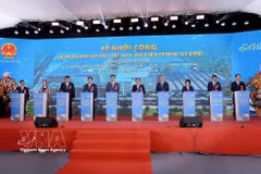 Delegates press the buttons to launch the Meiko Yen Quang semiconductor manufacturing plant project. (Photo: VNA)