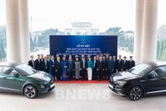 VinFast will provide each university with two electric cars, along with practical equipment and training materials on electric vehicle repair techniques that meet official standards (Photo: VNA)
