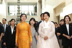 Vietnamese Party General Secretary To Lam's spouse, Ngo Phuong Ly (L), and President of the Republic of Korea Lee Jae Myung's spouse, Kim Hye Kyung, visit the National Museum of Korea on August 11. (Photo: VNA)