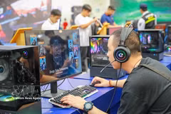 Visitors try out games developed by Vietnamese companies at the Autumn Fair 2025 in Hanoi. (Photo: VNA)