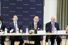 Acting Foreign Minister Le Hoai Trung (C) participates in a policy dialogue session organised by the Weatherhead East Asian Institute at Columbia University, on September 23 (US time). (Photo: VNA)