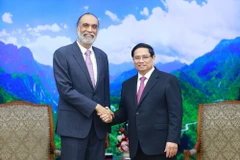 Prime Minister Pham Minh Chinh (R) receives UN Under-Secretary-General for Digital and Emerging Technologies Amandeep Singh Gill. (Photo: VNA)