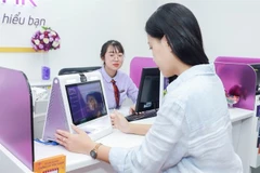 A customer registers for digital service at a local bank in Hanoi (Photo: VNA)