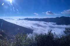 Located about 200 km from Hanoi, Ta Xua in Son La province is widely regarded as one of the most spectacular cloud-hunting destinations in northern Vietnam. (Photo: VNA)