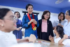 Ngo Phuong Ly, spouse of General Secretary of the Communist Party of Vietnam Central Committee and State President To Lam, visits the Asilo de San Vicente de Paul Centre in Manila, the Philippines, on June 1. (Photo: VNA)