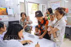 Children take vitamin A supplements at Bach Mai ward's health station in Hanoi. (Photo: VNA)