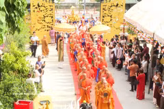 The Buddha procession around Phat Tich Pagoda in Vientiane, Laos. (Photo: VNA)