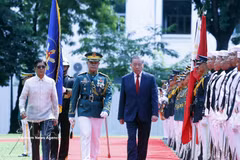 General Secretary of the Communist Party of Vietnam Central Committee and State President To Lam (right) and Philippine President Ferdinand Romualdez Marcos Jr. review the guard of honour during the official welcome ceremony for the Vietnamese leader in Manila on June 1, 2026. (Photo: VNA)