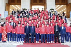 The Vietnamese sports delegation to the 33rd SEA Games in a photo with PM Pham Minh Chinh and officials on November 28 (Photo: VNA) 