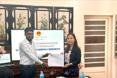 Vietnamese Ambassador to Sri Lanka Trinh Thi Tam presents scholarship to a Sri Lankan student (Photo: Vietnamese Embassy in Sri Lanka)