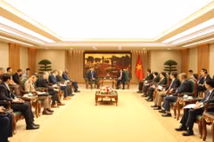 The meeting between Deputy Prime Minister and Minister of National Defence Phan Van Giang and a delegation of US Congress members in Hanoi on May 26 (Photo: baochinhphu.vn)