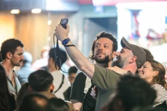 Foreign tourists pose for first photos in 2026. (Photo: VNA)