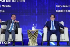 Prime Minister Pham Minh Chinh (R) and Malaysian Prime Minister Anwar Ibrahim participate in a high-level discussion session titled “The Intelligence Grid: Building Bridges Through Sovereign AI Collaboration” in Kuala Lumpur on May 28. (Photo: VNA)