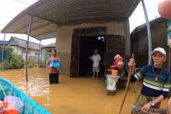 Residents in Duong No ward (Hue) continue to face deep flooding as they prepare for a new round of heavy rain and storms. (Photo: VNA)
