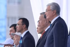 Party General Secretary To Lam (second from right) and President of Kazakhstan Kassym-Jomart Tokayev (first from right) attend the parade. (Photo: VNA)