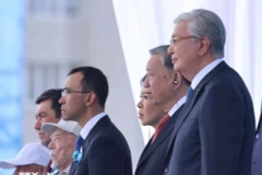 Party General Secretary To Lam (second from right) and President of Kazakhstan Kassym-Jomart Tokayev (first from right) attend the parade. (Photo: VNA)