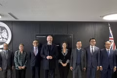 Vietnamese Ambassador to Australia Pham Hung Tam (3rd from right) at a working session with Chief Minister of the Australian Capital Territory Andrew Barr. (Photo: VNA)
