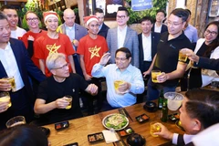 Prime Minister Pham Minh Chinh and Jensen Huang, NVIDIA President and CEO enjoy Hanoi street food on December 5, 2024. (Photo: VNA)