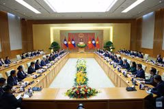 Prime Minister Le Minh Hung and his visiting Lao counterpart Sonexay Siphandone have talks in Hanoi on June 7 (Photo: VNA)