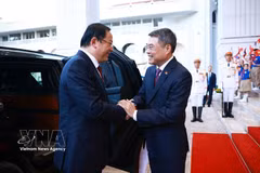Prime Minister Le Minh Hung (right) welcomes Lao counterpart Sonexay Siphandone, who begins a three-day official visit to Vietnam and attendance at the third ASEAN Future Forum. (Photo: VNA)